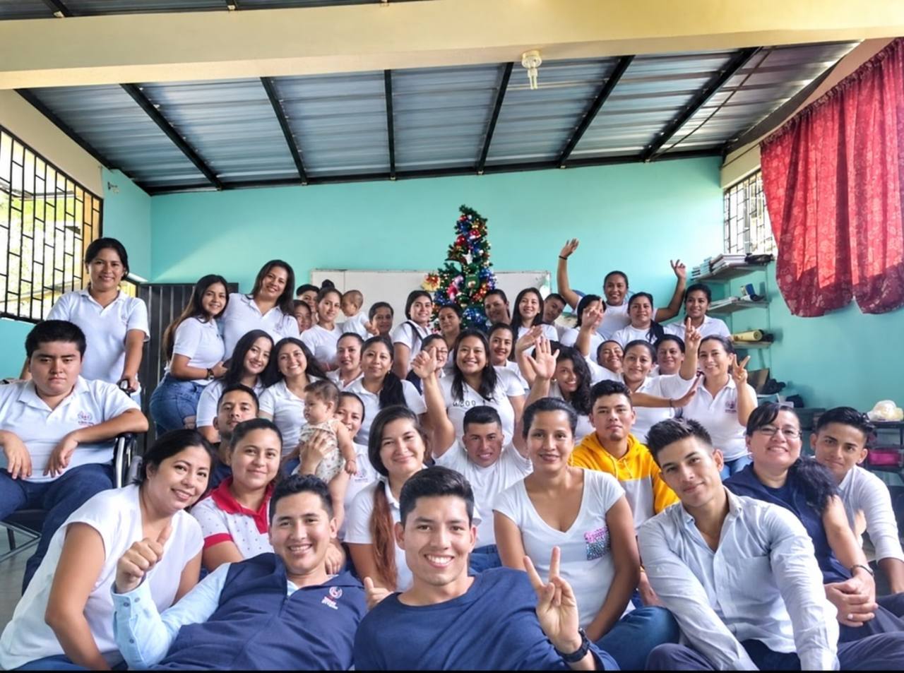 César junto a estudiantes de IRFEYAL 40D El Altillo