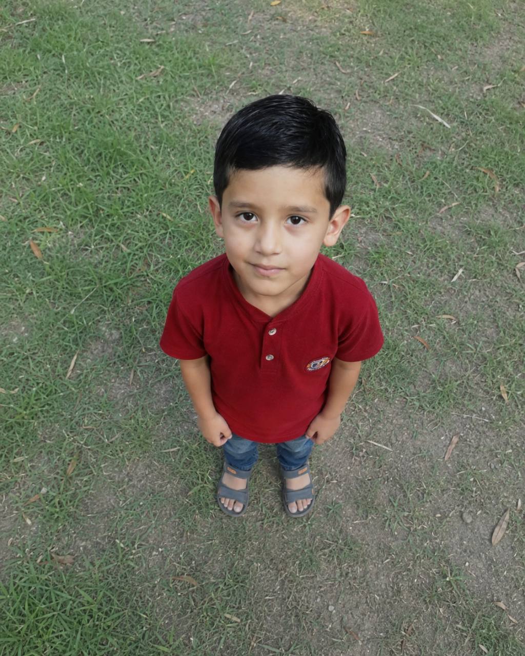 César de niño explorando al aire libre
